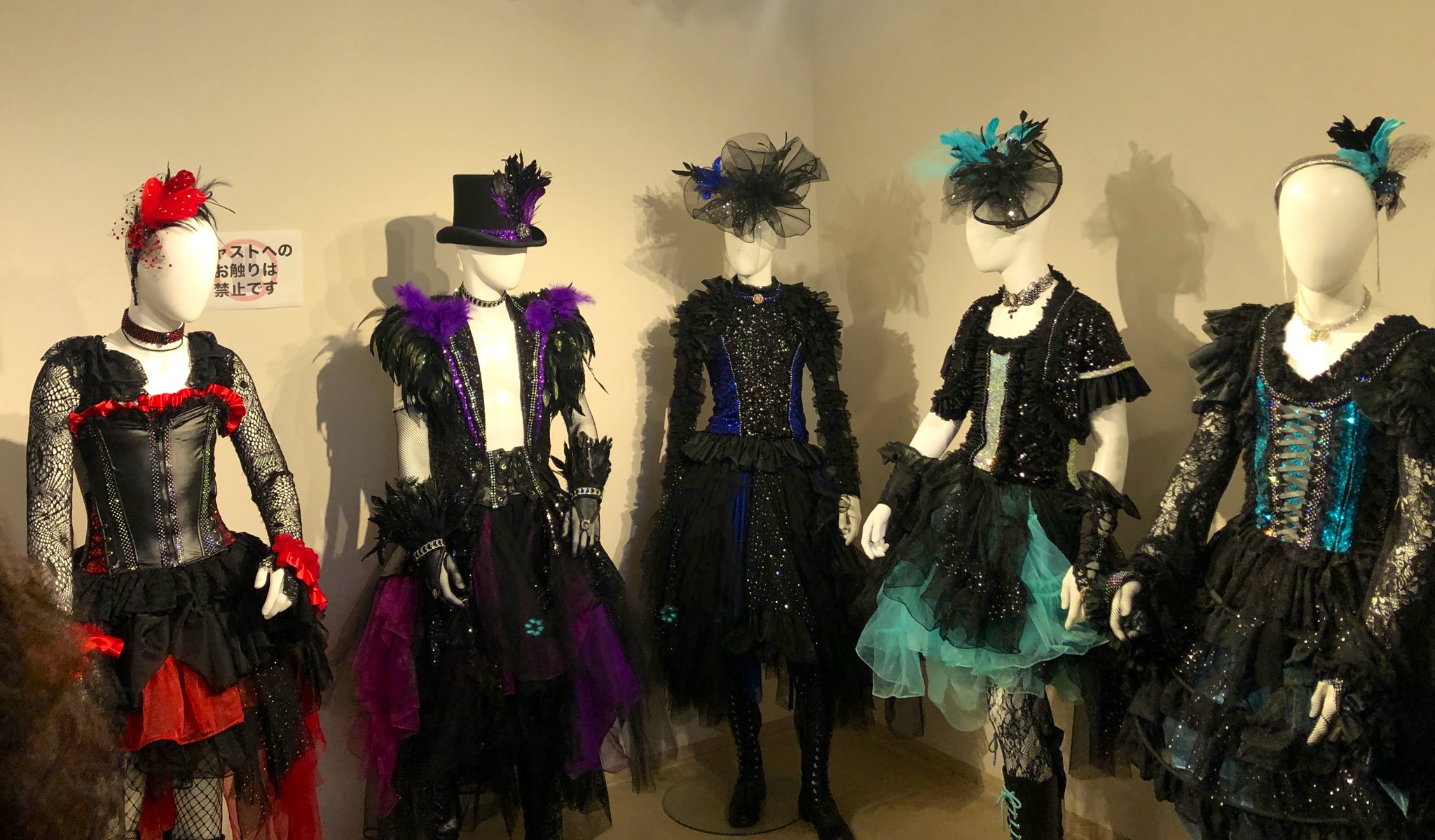 かよたん على تويتر ワンバタ衣裳 写真展 最終日の最終回に行ってきました ステージ上で華麗に舞っていたチョウたちの衣装が間近で見れてテンションmax 集合写真など品切れもあったのですが小道具が抽選でプレゼントして下さり シマプロのスタッフさん凄く神