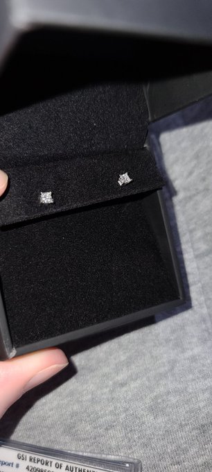 The first real diamonds I've ever owned.. &hearts;️ https://t.co/yGclQxBIXF<a href="/tag/hahaha"class="tags"><span>#hahaha</span></a><a href="/tag/kfc"class="tags"><span>#kfc</span></a><a href="/tag/popeyes"class="tags"><span>#popeyes</span></a><a href="/tag/battleofthechickensand"class="tags"><span>#battleofthechickensand</span></a>