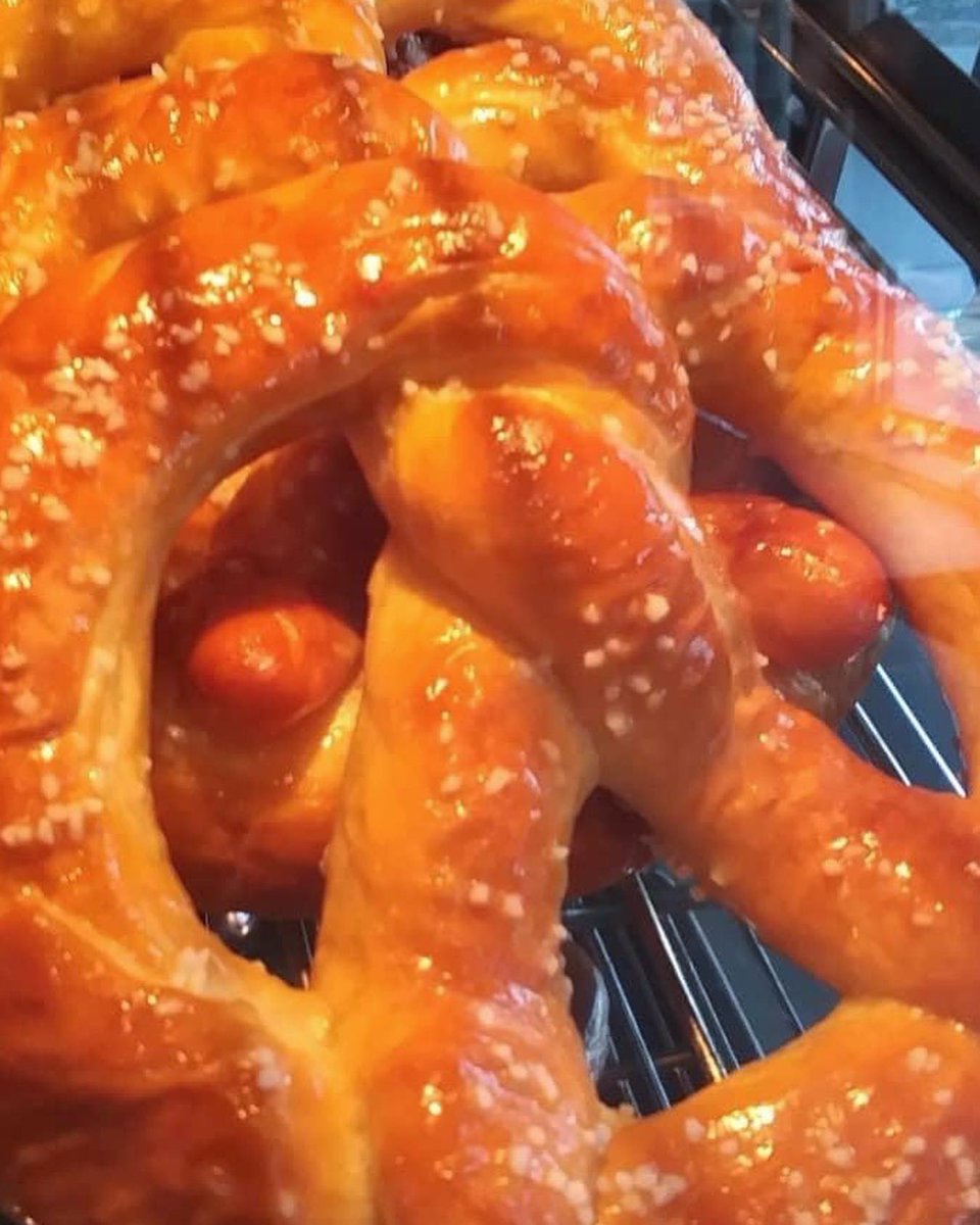 We’re “knot” kidding, beer and pretzels are all you knead to close our your weekend! @ggspretzels is here with us from 1-6pm!

#6packbrewing #6pack #BristolRI #RIbeer #brewerylife #craftbeer #GGspretzels #beerandpretzels #pretzelpun #JoinOurPack
