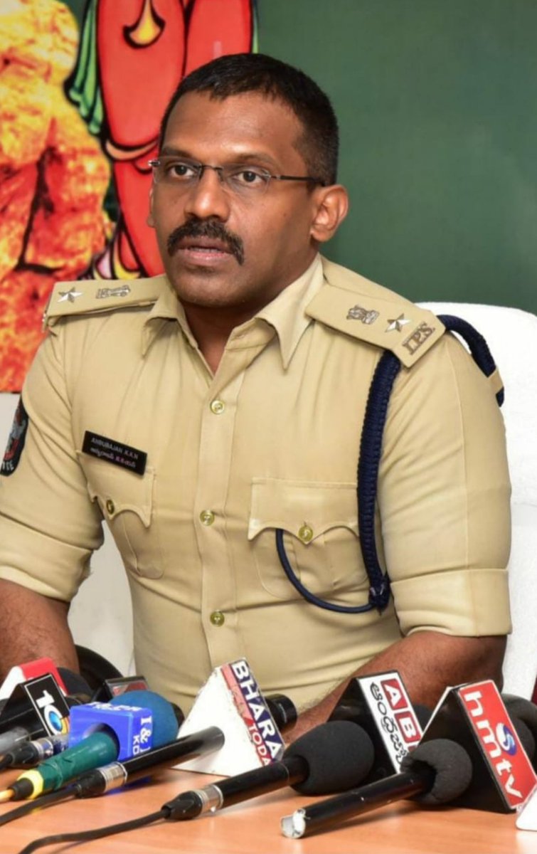 Kadapa_Police's tweet photo. జమ్మలమడుగులో నడి రోడ్డుపై మారణాయుధాలతో కొందరు ఓ వ్యక్తిని హత్య చేస్తున్నట్టు సోషల్ మీడియాలో జరుగుతున్న ప్రచారంపై జిల్లా ఎస్పీ అన్బురాజన్ ఐపిఎస్ సీరియస్.
సోషల్ మీడియాలో,ఇతర ప్రసార మాధ్యమాల్లో అవాస్తవాలు ప్రచారం చేస్తే కఠిన చర్యలు తప్పవని హెచ్చరిక.
#FakeNews
#dial100
#StopSpread https://t.co/31I0nhgyjr