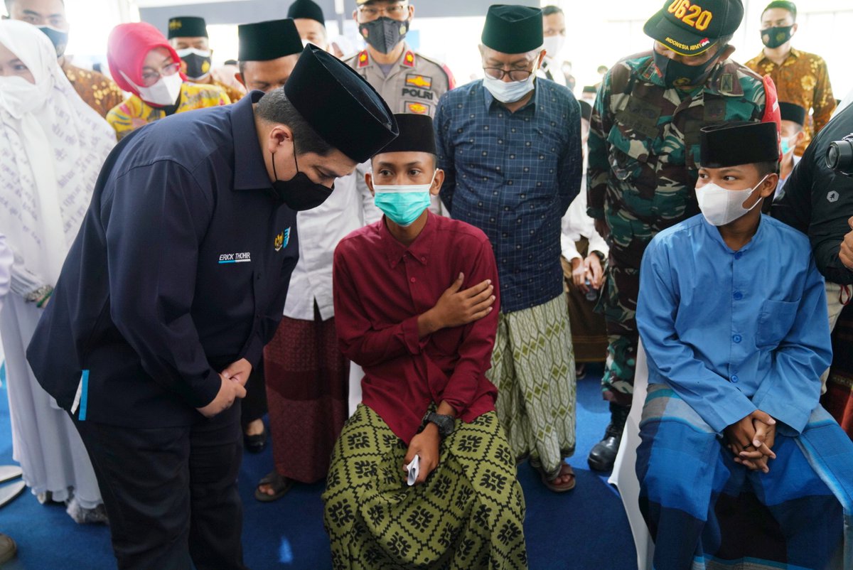 erickthohir's tweet photo. Alhamdulillah.. saya senang sekali bisa berkunjung ke Cirebon, kampung halaman Ibu saya. Wabil khusus, bisa datang ke Pondok Pesantren KHAS Kempek, bersilahturahmi dengan K.H. Mustofa Aqil Siradj &amp; meninjau Sentra Vaksinasi Bersama BRI yang akan berlangsung selama 4 hari disini. https://t.co/yJzs6gCkX3
