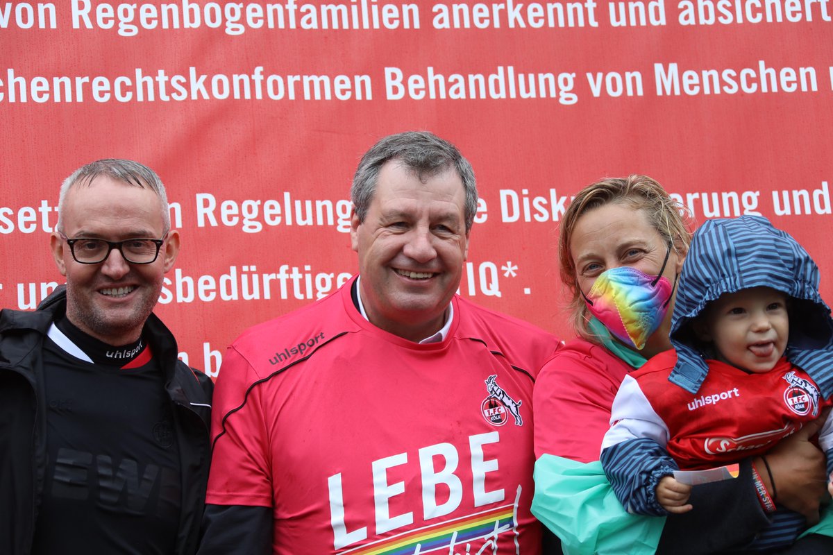 fckoeln's tweet photo. 🏳‍🌈 LEBE WIE DU BIST! ❤🤍 

Der #effzeh hat auf der CSD-Demo in Köln mit seiner saisonübergreifenden Initiative ein Zeichen für Akzeptanz, Vielfalt und Gleichberechtigung und gegen Diskriminierung sowie Ausgrenzung gesetzt. 

#csdköln #csd2021 #csddemo #colognepride https://t.co/xlVuy3FsRs