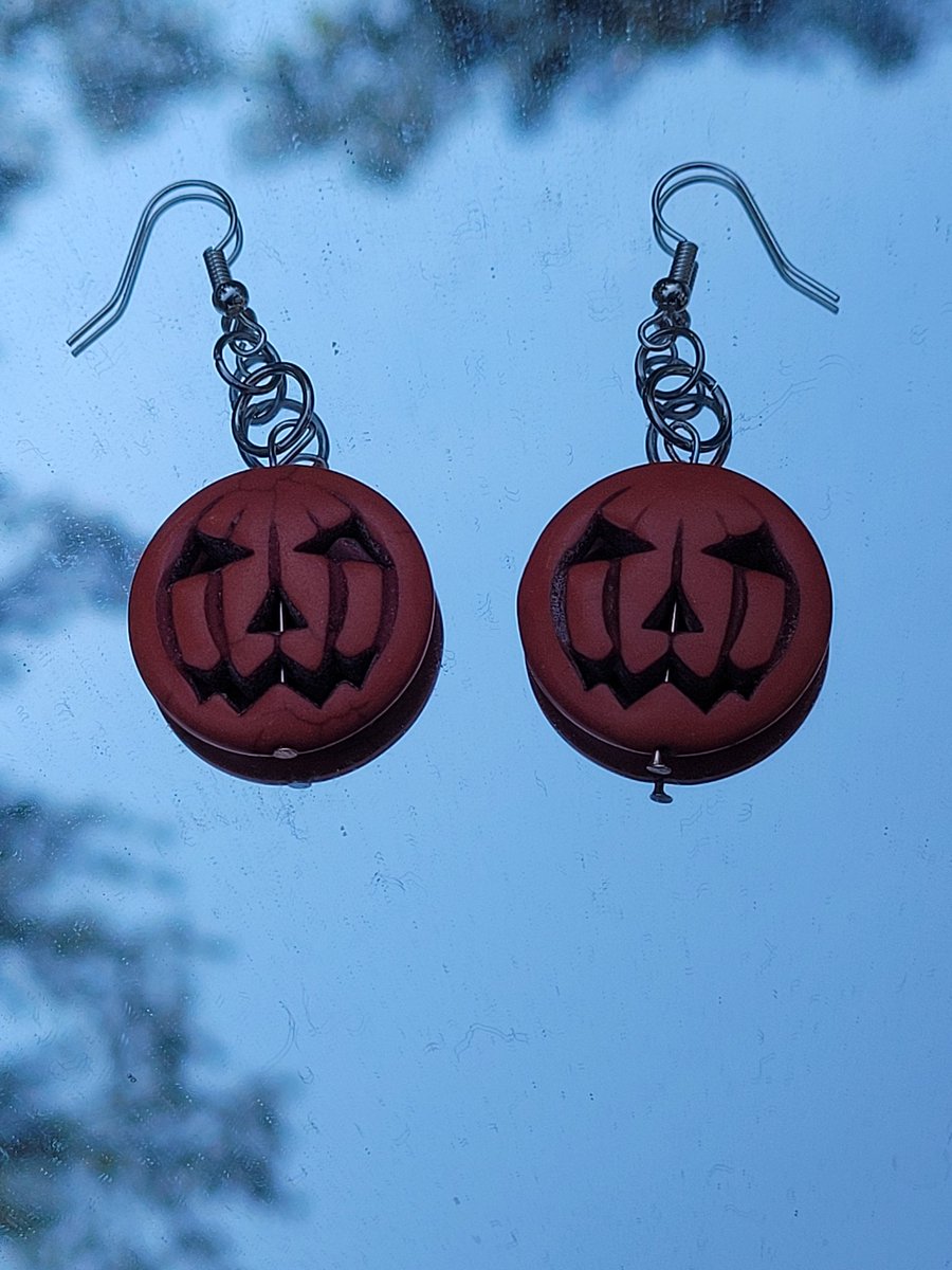 Counting down the days to Halloween? Get into the spirit with these spooky earrings! Everything is still 20% off thru the 31st! Just $20 away from my goal to pay bills this month! Etsy.com/shop/Delightfu…