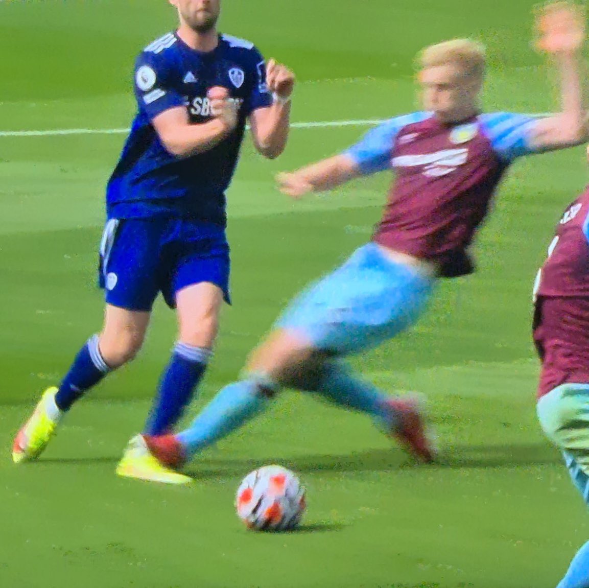 LewisDeighton17's tweet photo. 11-man Burnley. 

What a joke😂 #LUFC https://t.co/krjpUtbVR0