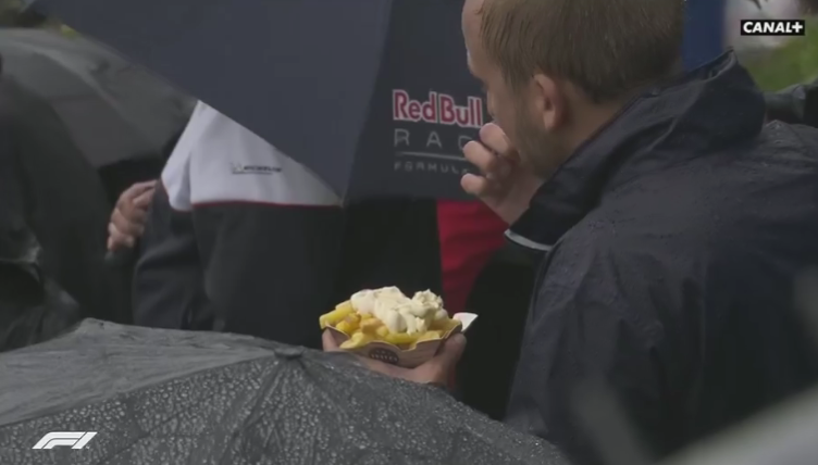 lzedr_'s tweet photo. Ptdr les caméramans ils sont désespérés qu'il se passe rien, ils font des gros plans sur toutes les frites qu'ils trouvent dans les gradins #BelgianGP https://t.co/jIU9kcJryD