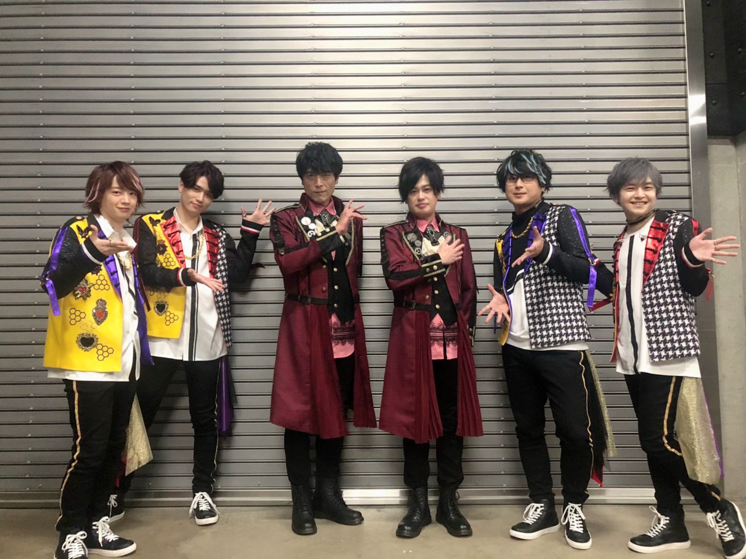 風櫻 スタステ4th D2 活著出來戲院了 先開個噗來紀錄一下片段記憶 先說一下今天轉播事故也真多 死男人一出場我心裡開始超激動在吶喊 結果左後排的女生突然狂尖叫 全場只有他一個人在尖叫