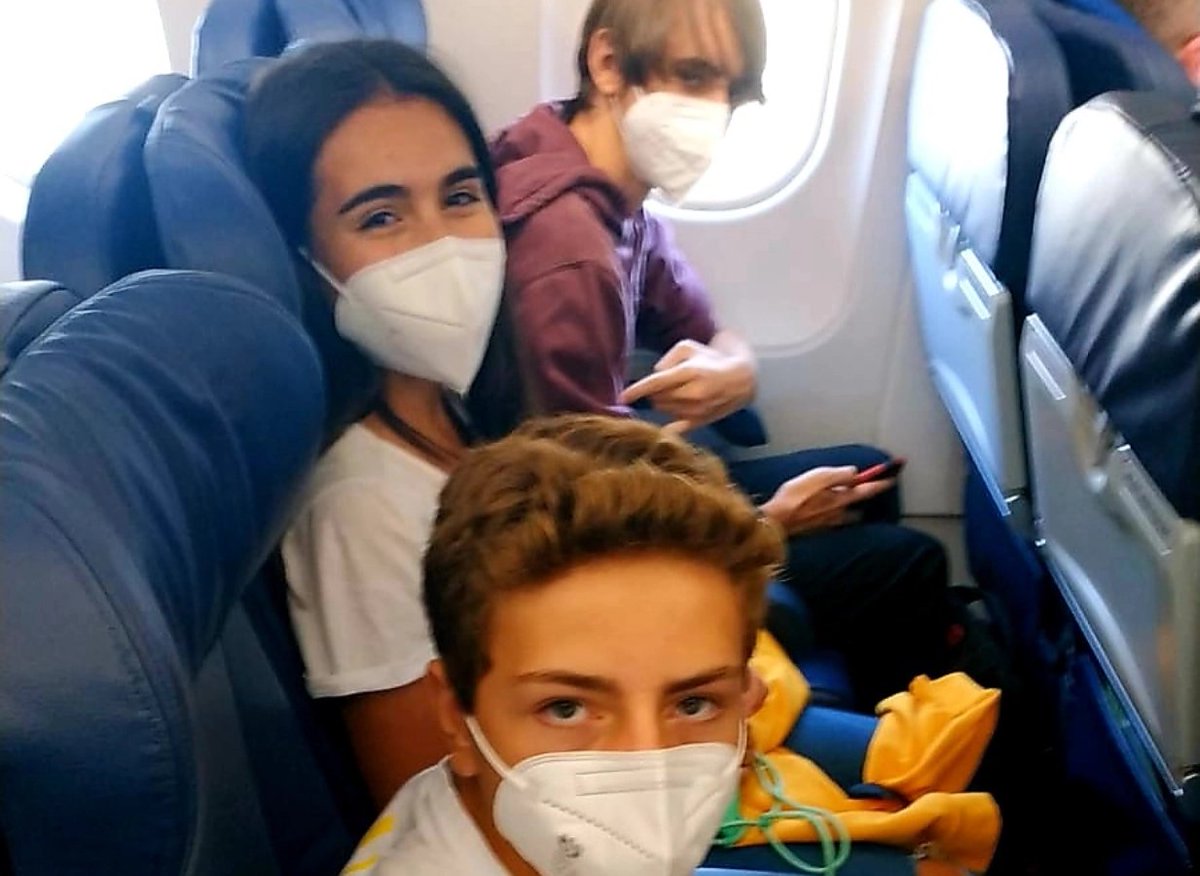 speakgoidiomas's tweet photo. Parte de nuestros alumnos de #AñoEscolar en #Irlanda han viajado hoy con nuestra socia directora para arrancar en los próximos días sus cursos académicos.FELIZ CURSO!!!
Somos especialistas. Curso académico en  🇨🇦🇨🇮🇩🇪🇬🇧🇺🇸Info@speakandgoidiomas.com
📲 91.425.01.20
#inglés #idiomas https://t.co/A4cy5HPHfY
