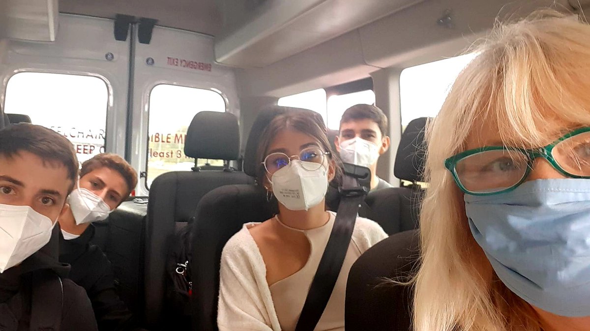 speakgoidiomas's tweet photo. Parte de nuestros alumnos de #AñoEscolar en #Irlanda han viajado hoy con nuestra socia directora para arrancar en los próximos días sus cursos académicos.FELIZ CURSO!!!
Somos especialistas. Curso académico en  🇨🇦🇨🇮🇩🇪🇬🇧🇺🇸Info@speakandgoidiomas.com
📲 91.425.01.20
#inglés #idiomas https://t.co/A4cy5HPHfY