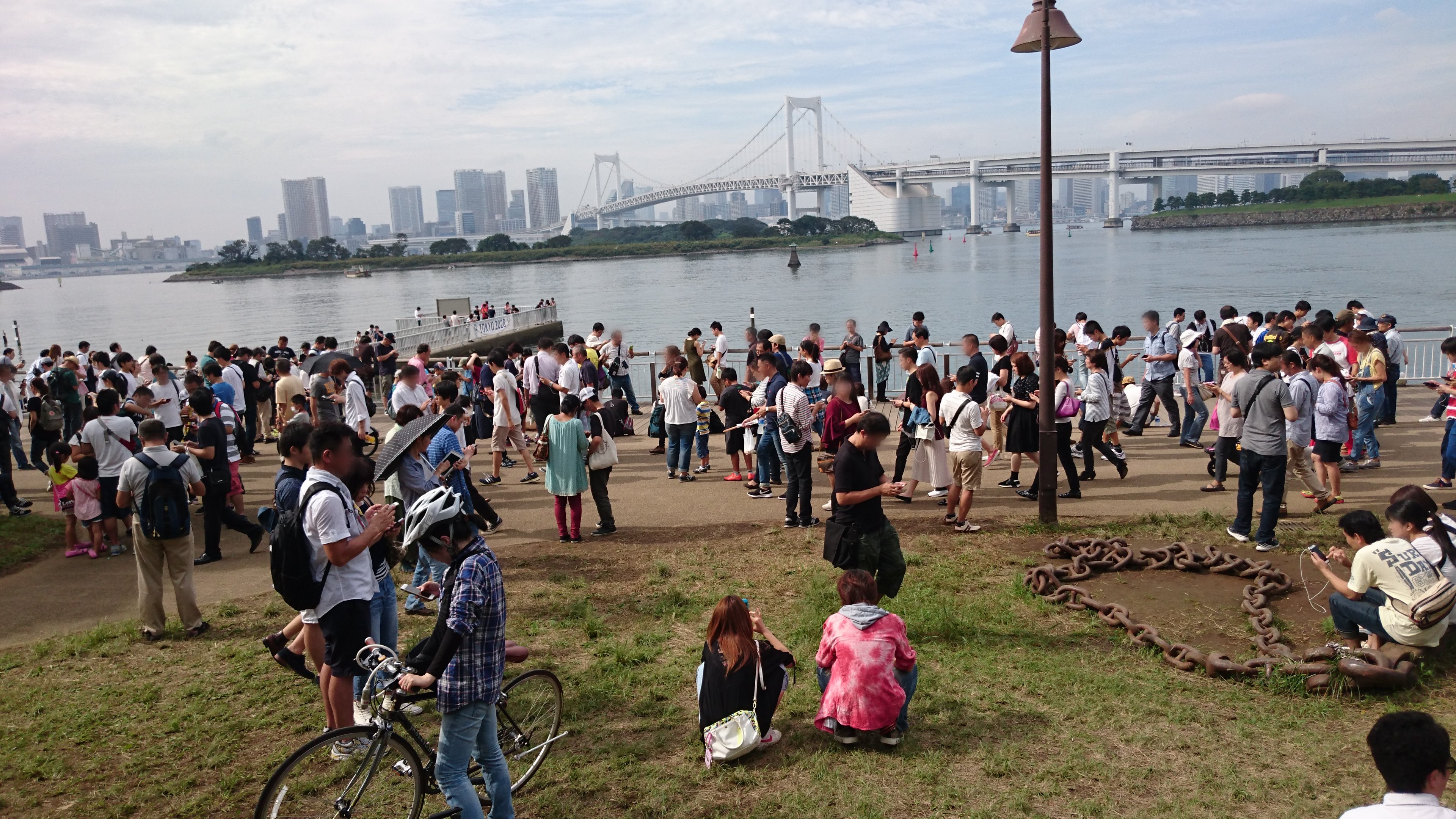 せれん 5年前のお台場海浜公園の様子 ポケモンgoで珍しいポケモンが出現するため たくさんのポケモントレーナーたちが集まり スマホの画面に夢中になっていました T Co Gtthzjtass Twitter