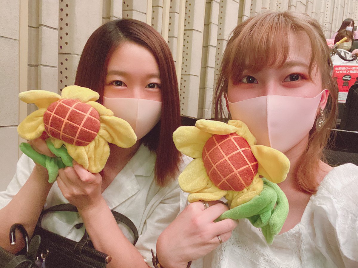 黄色い夏たーのしかった😊✊🏻✊🏻

前回のライブより髪色チェンジ！笑

いつも 私の隣に入ってくれる友！！
さんきゅー！！