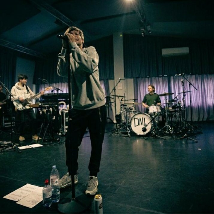 ~•📲 | Louis ha pubblicato questa foto su Instagram!