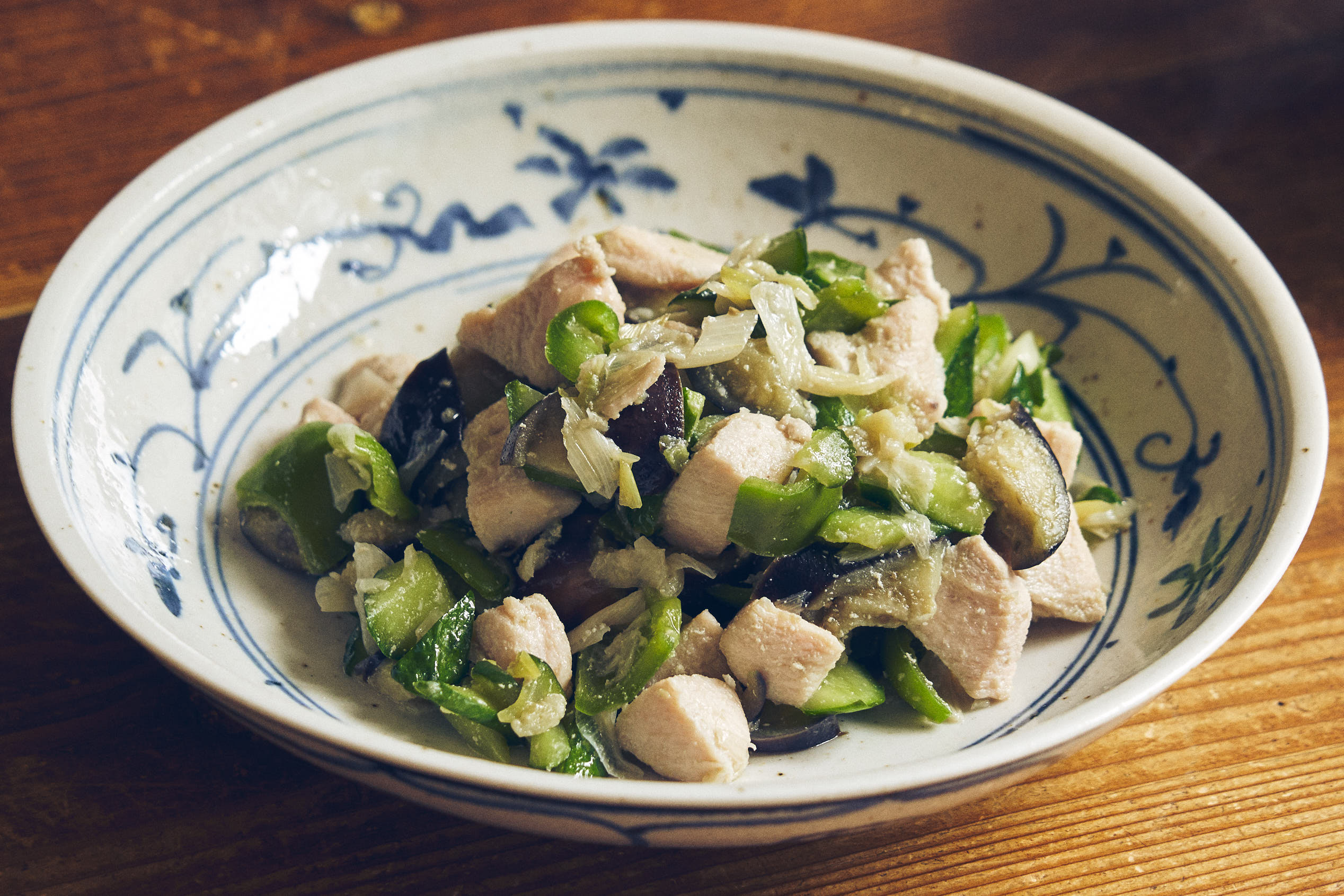 今井真実 料理家 胸肉と茄子 きゅうり ピーマンの炒め物 白葱を薄切りにして油で炒め なす1本小さめ乱切り きゅうり縦割りにして薄切り ピーマン一口大を炒めて 強めにお塩 胸肉は皮を剥ぎ 大きめのサイコロ お塩をしてごま油で揉んでおく