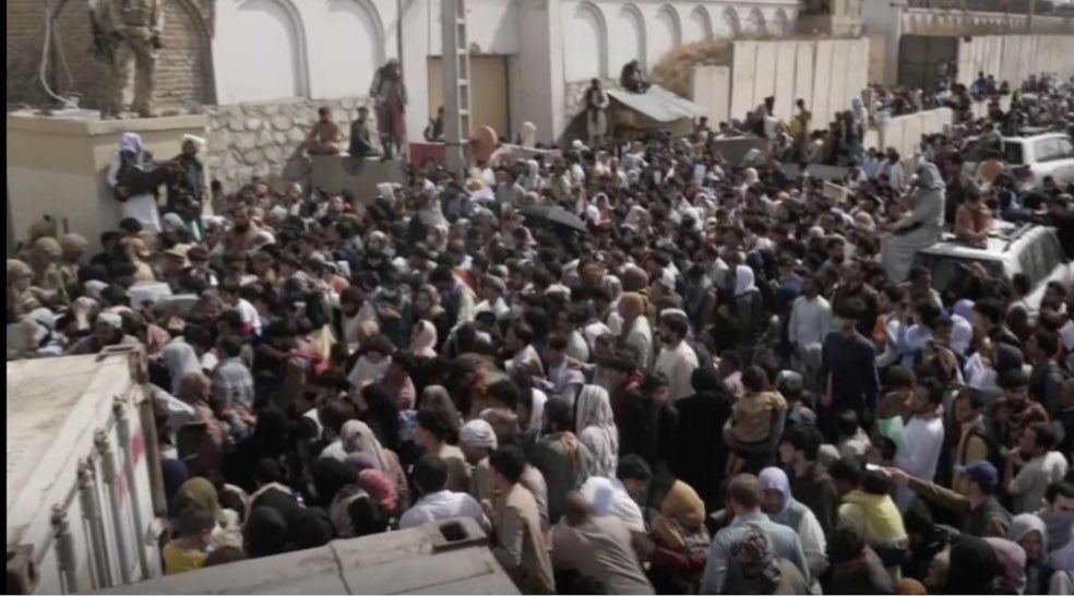 TheParachuteReg's tweet image. Last man out - Mission Accomplished. 
@16AirAssltBde and @1AirMobWing @RoyalAirForce Commanders thank each other for their forces’ combined efforts supporting, enabling and delivering Op PITTING.
One Team
#AdUnumOmnes
#PerArduaAdAstra