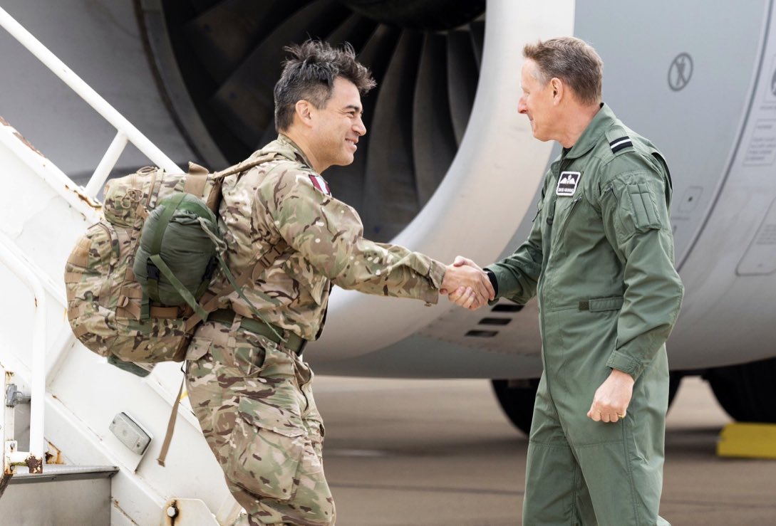 TheParachuteReg's tweet image. Last man out - Mission Accomplished. 
@16AirAssltBde and @1AirMobWing @RoyalAirForce Commanders thank each other for their forces’ combined efforts supporting, enabling and delivering Op PITTING.
One Team
#AdUnumOmnes
#PerArduaAdAstra