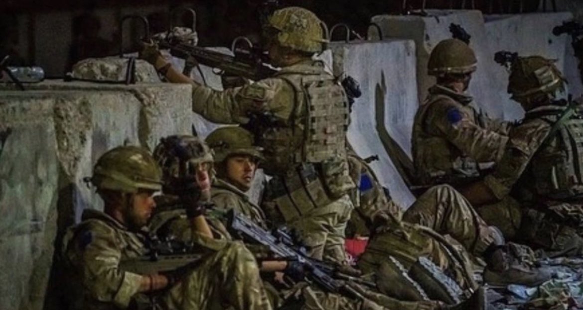 TheParachuteReg's tweet image. Last man out - Mission Accomplished. 
@16AirAssltBde and @1AirMobWing @RoyalAirForce Commanders thank each other for their forces’ combined efforts supporting, enabling and delivering Op PITTING.
One Team
#AdUnumOmnes
#PerArduaAdAstra