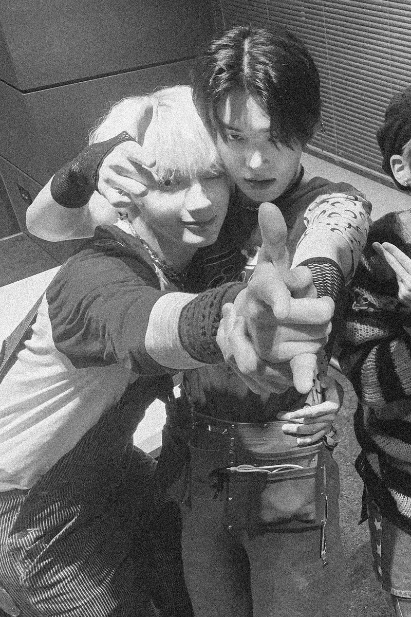 sorbetxt's tweet photo. 형아보다 커진지 오랜데도 자기 자리마냥 옆구리 쏙 들어가는 거 사랑스러움 시간이 흘러도 같은 모습.. https://t.co/VXEnExP2Q2