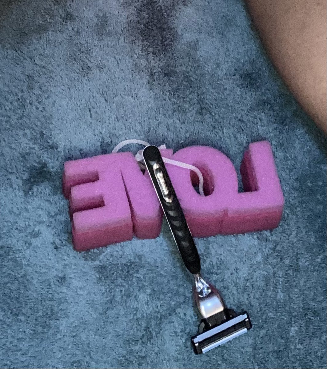 iamtessataylor's tweet photo. If ya know, ya know #Mach3 closet SMOOTHEST shave…All Love #Gillette
➡️➡️ LinkInBio to get the video 🪒🐈
#Benztown #DripStar #CedesLady https://t.co/gqJgFcVj1u