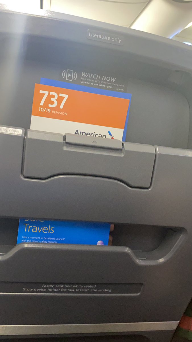 BigCountryKush's tweet photo. @AmericanAir  explain how we in 2021 and I fly first class and bizz class on your trash airline abs not have no tv no no blankets no pillows… not even real food what u guys are doing is robbery and the seats don’t even go back to lay down https://t.co/5oCmJ8FWYm