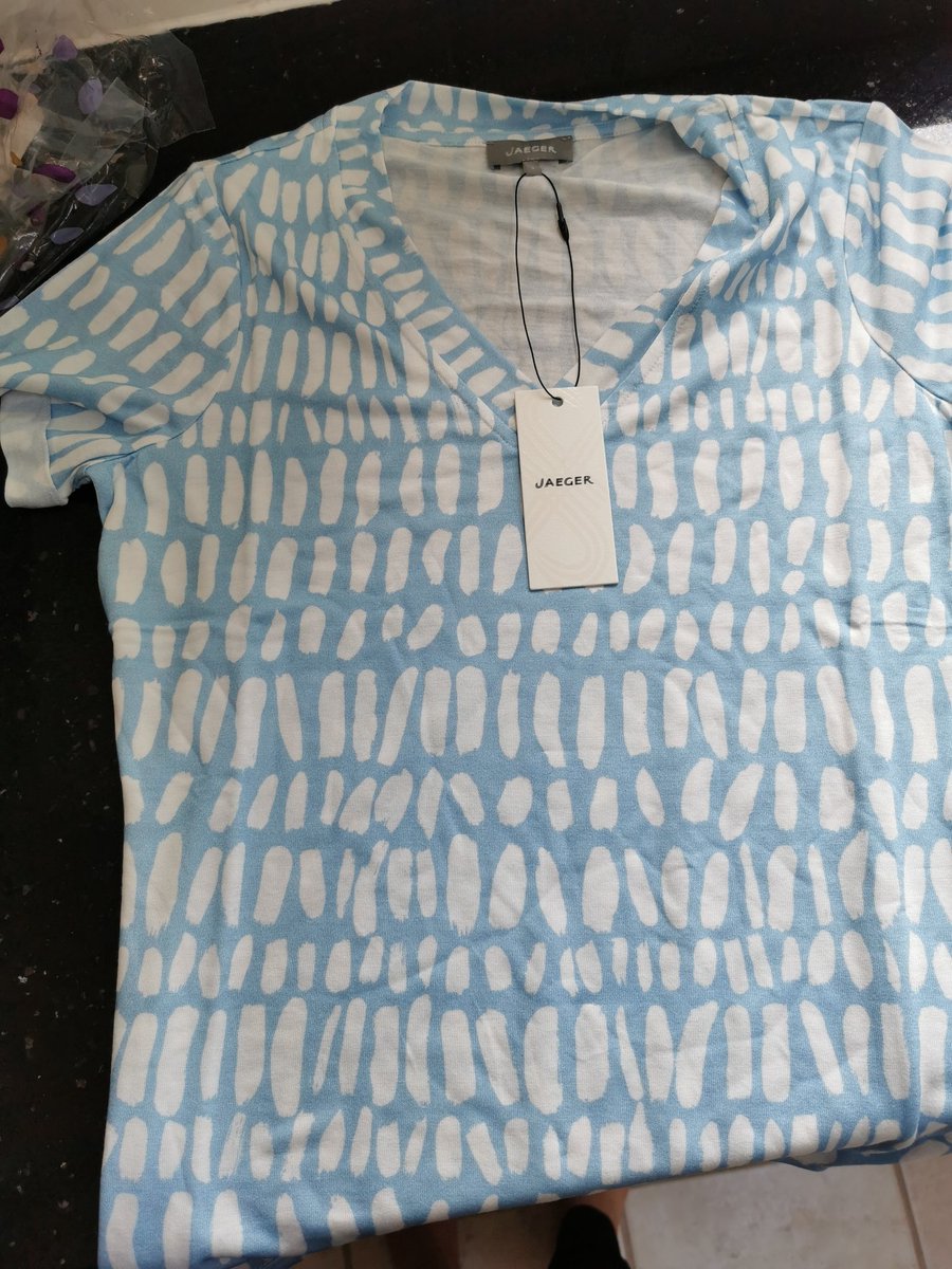 sunfloweryogi's tweet photo. The top I ordered Vs the top I received.. come on @marksandspencer you're better than this! What do I do?! #amibeingstupid https://t.co/kGOeQqGpbj