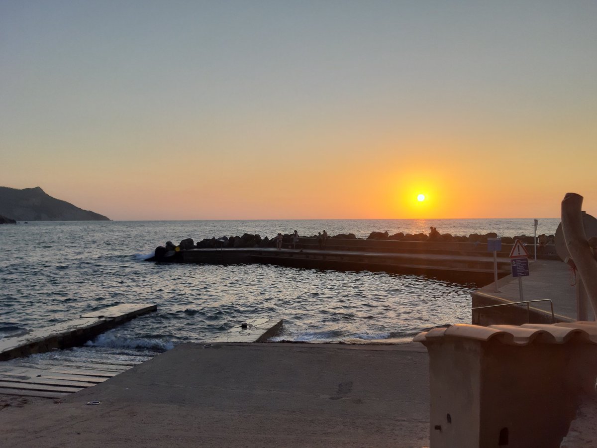 Puesta de sol en port de #valldemossa #mallorca hoy si que se a visto bien