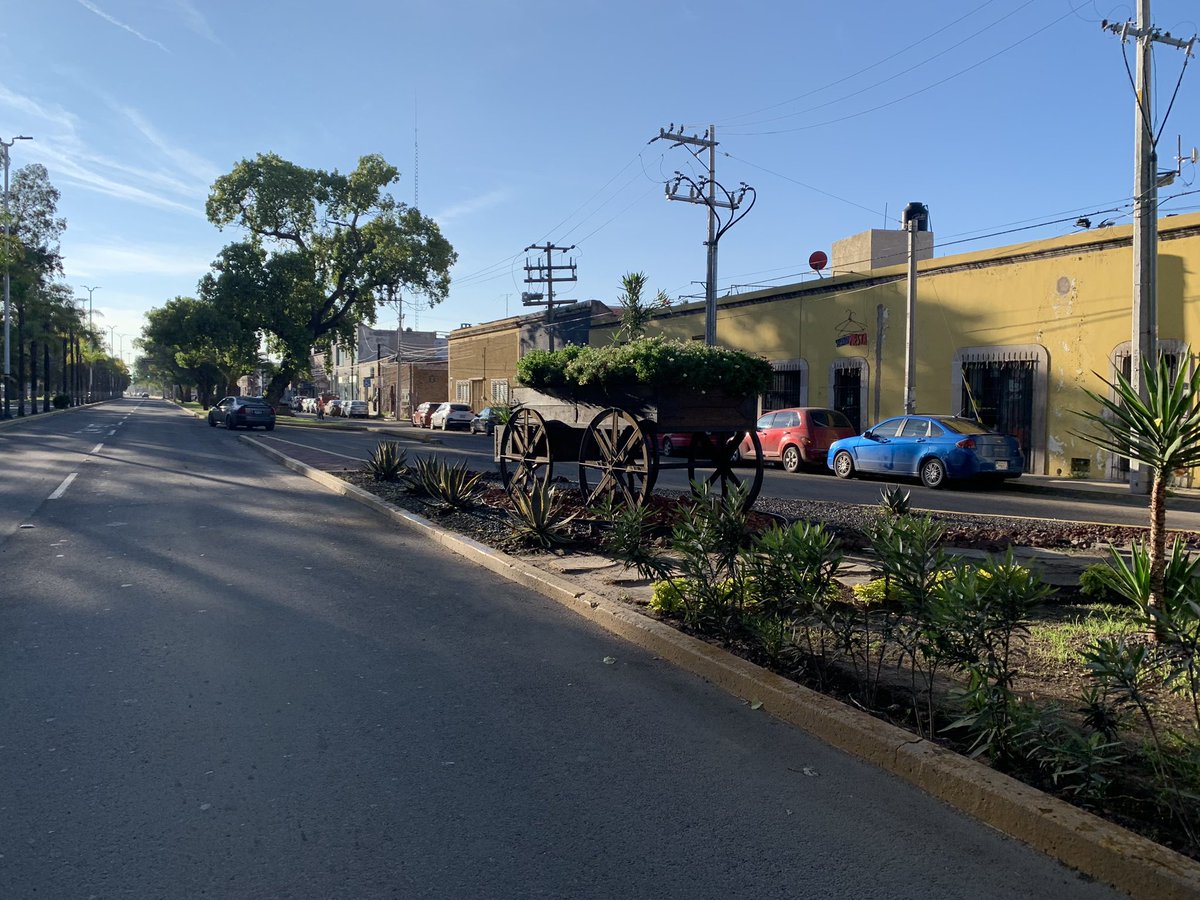 Esta mañana de la mano de empresas socialmente responsables <a href="/lobosUAD/">LobosUAD</a> y <a href="/FuneralesDgo/">Celebremos la vida</a>, comprometidos con mejorar él medio ambiente y manteniendo en buen estado nuestras áreas verdes, se realizó el compromiso de adopción de camellones centrales en bulevar Dolores del Río.