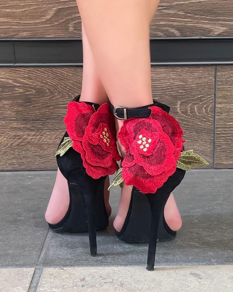 Vegas2LAMag's tweet photo. A splash of red ๐น @EveDawes love the dress and heels ย ๐ ๐ค
https://t.co/2ZTFX076zL #ltkfall #fallfashion #fallwinter #fw21 #fw2122 #cutout #imashoeaholic #cutoutdress #downtownsummerlin #DTS #vegas #vegasinfluencer @DTSummerlin https://t.co/t2mXGUargd