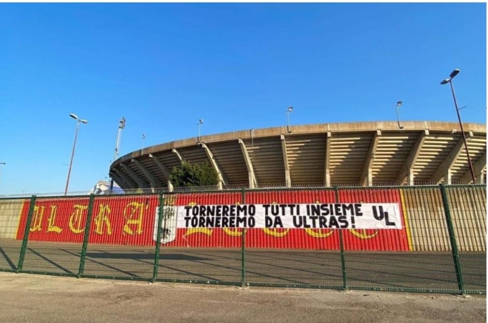 #Italie les restrictions sanitaires sont massivement rejetées par les ultras. En plus du "Green Pass" une jauge de 50% est imposée avec placement "en damier", et le matériel d'animation (bâches, tambours...) est interdit. Le mot d'ordre c'est: "Soit tout le monde, soit personne"
