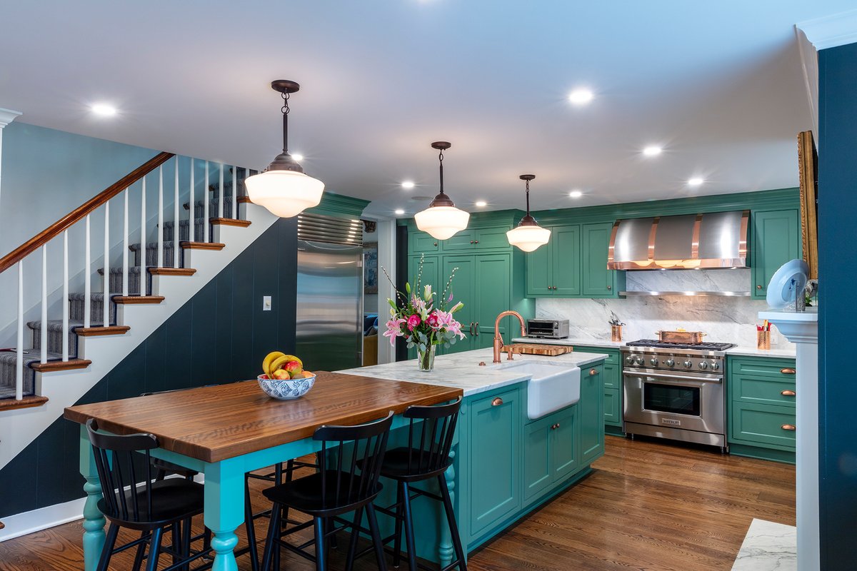 glumber's tweet image. Kitchen table with the working part of the island for a unified family space.
Cabinets by @MouserCabinetry

Design: Mike Bonato of Jacob Evans Kitchen and Bath
Kensington Table and Desk Tops: @glumber
Hood: @ventahood_co
Wall Color: @SherwinWilliams Jasper

#grothousethings