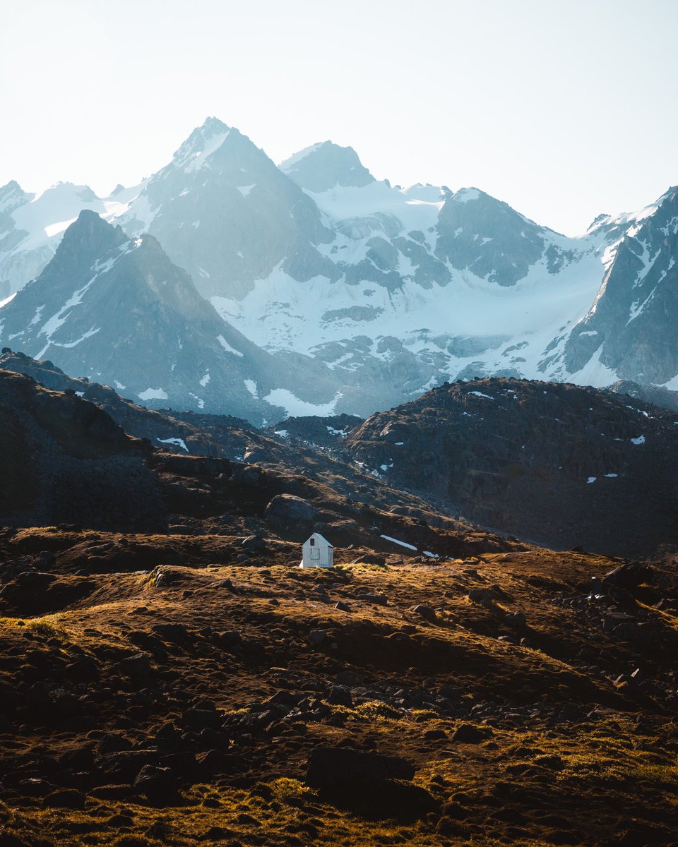 Hiked past two lakes, up a pass, across a glacier, and next to the wreckage of an old plane crash to reach this little hut nestled in the Alaskan backcountry ✨