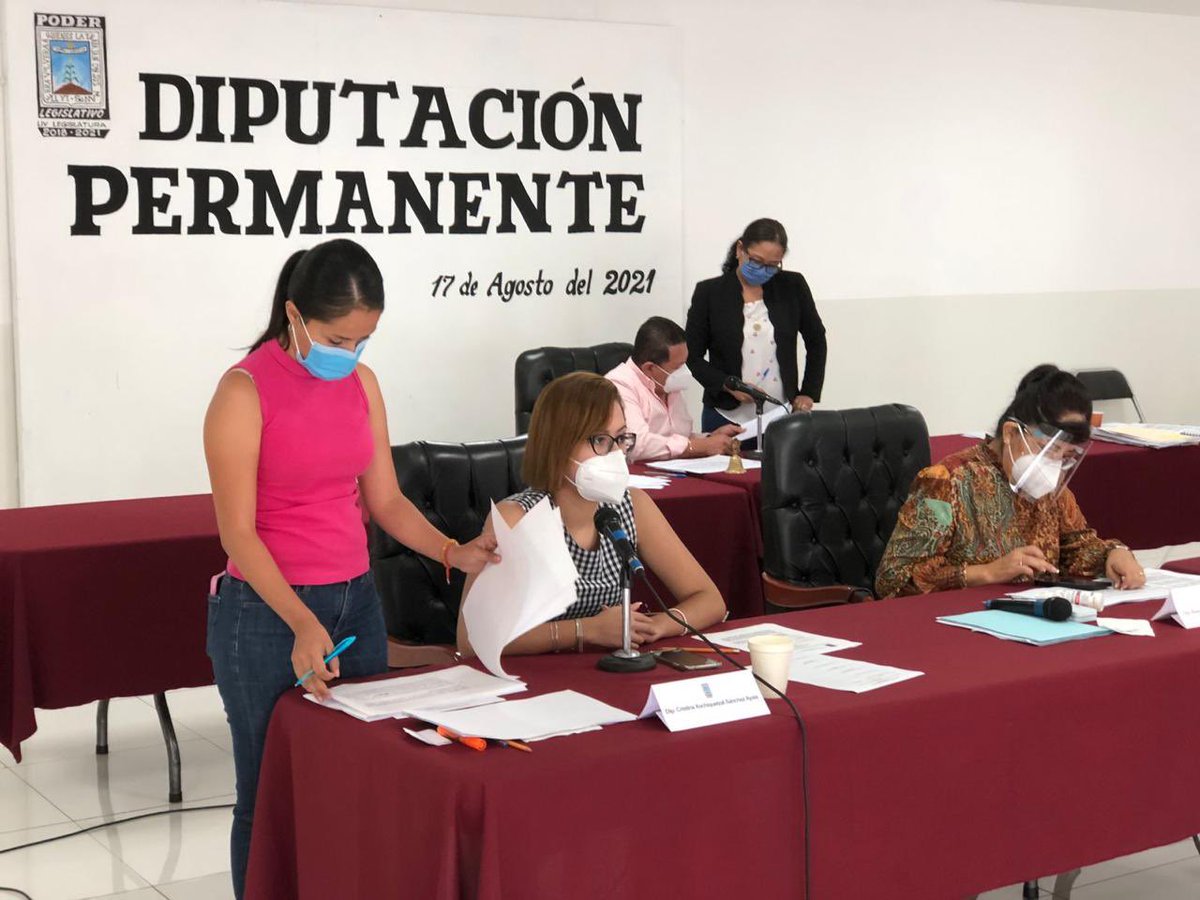 El día de hoy se llevó a cabo la sesión de la comisión permanente, trabajando en los pendientes de la agenda legislativa.