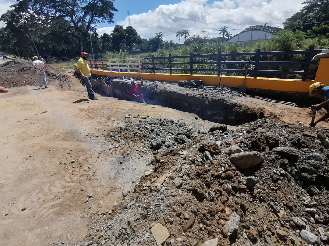 Informamos los trabajos que estamos realizando en el Puente sobre la quebrada La Virgen luego de la avería de un tubo de 4” de aguas blancas que generó un socavamiento y hundimiento en la vía, de inmediato nuestro equipo se encuentra trabajando para corregir la situación..!