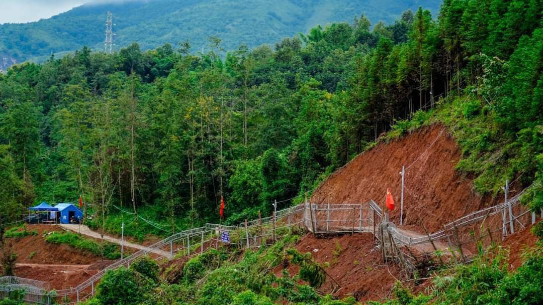 RvlBurma2's tweet photo. Fighting between the military council and the Kokang Army (MNDAA) in early August has forced the evacuation of seven villages near #Pansai in #Muse Township, Northern Shan state, near the #Burma_China border, and China is rapidly building a fence this week.@Refugees @UNHCRAsia https://t.co/eqG69clxbi