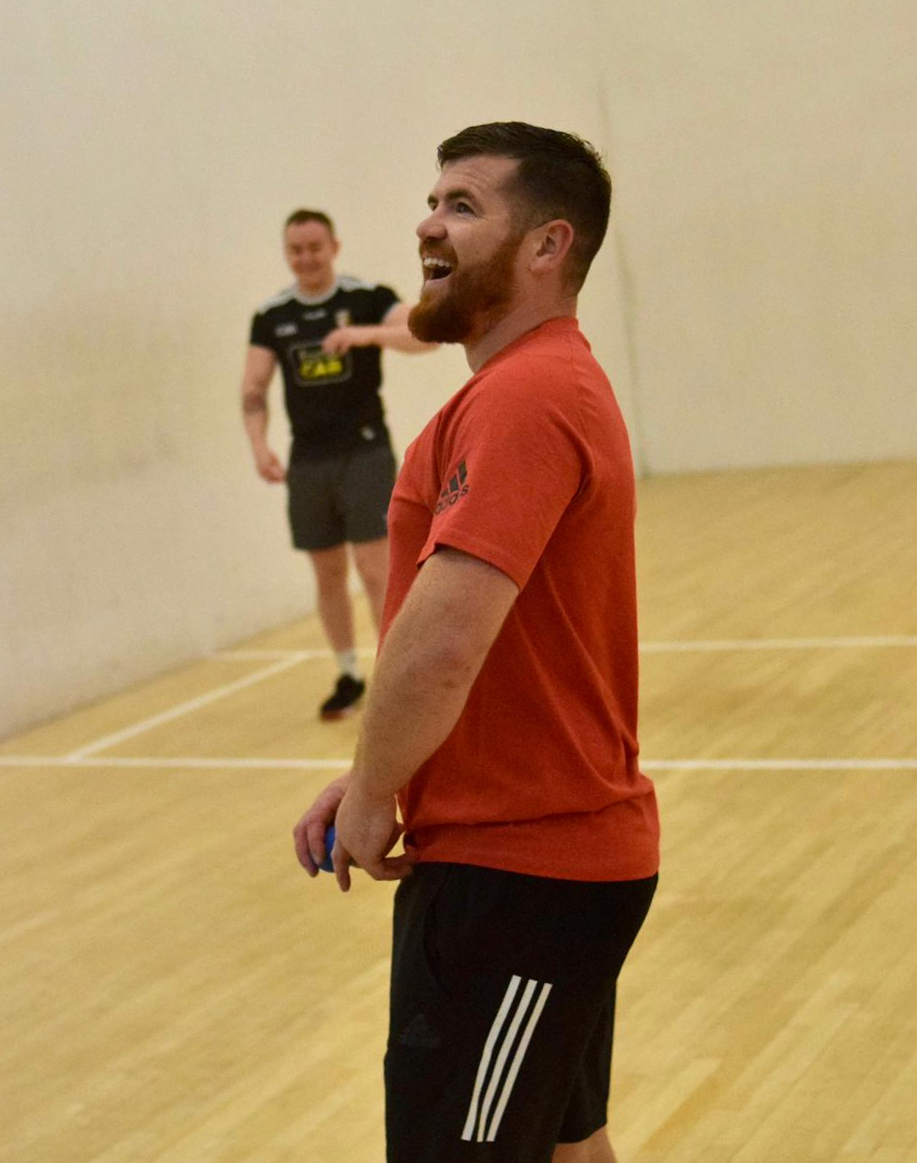 GAA_Handball's tweet photo. A fantastic 6 week long initiative in Belfast climaxed at the weekend, that saw 32 Handball novices, including several huge MMA &amp; Boxing stars, compete in their first Handball tournament as part of the Féile an Phobail 2021.

𝗙𝘂𝗹𝗹 𝗥𝗲𝗽𝗼𝗿𝘁 ➡ https://t.co/MtgmLDOePb https://t.co/U9Y18Xp7cp