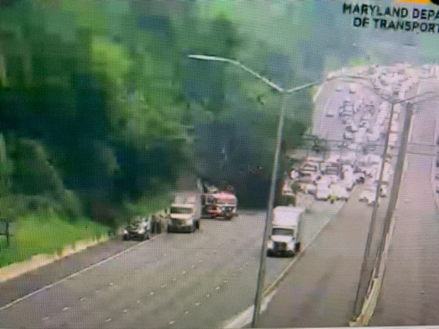 * UPDATE 1 - I-695 *

❌❌🟢🟢DOWNED TREE - OUTER LOOP between the JFX &amp; Greenspring Ave. Traffic gets by using LEFT SHOULDER &amp; LEFT LANE. Delays begin between the 83's

LARGE TREE down. It struck or was struck by several vehicles. Overhead sign also struck <a href="/wbalradio/">WBAL NewsRadio 1090 and FM 101.5</a>
 #mdtraffic