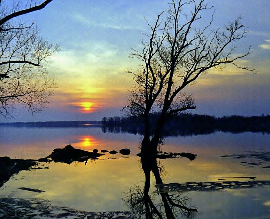Добрый вечер мартовский природа. Весенний закат. Закат над озером.