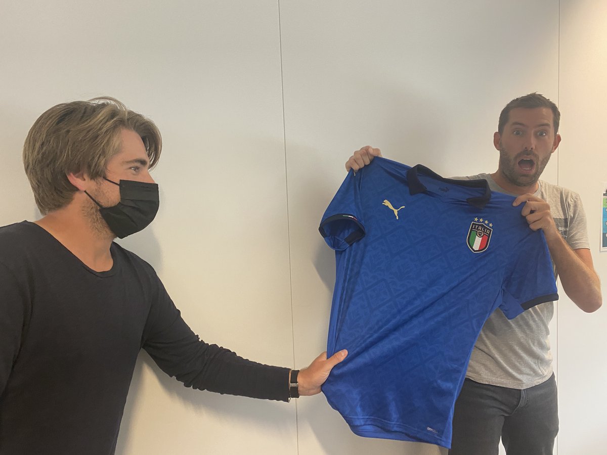 🎁CADEAU DES 500 000 ABONNÉS🎁

<a href="/TANG_Foot/">Tanguy Le Seviller</a> vous fait gagner le maillot du champion d’Europe 🇮🇹 sauf si <a href="/Gio_Castaldi/">Giovanni Castaldi</a> arrive à le récupérer avant ! 😜

Pour le gagner RT + follow <a href="/lequipedusoir/">L'Équipe du soir</a>
 
#EDS