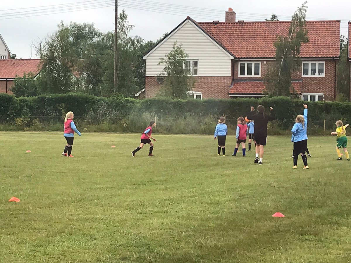 U9sTown's tweet photo. Training starts again this Thursday 6-7pm 😁. If you are keen to start football then why not come along and join the girls ⚽️. #football https://t.co/fYYhWuIFgc