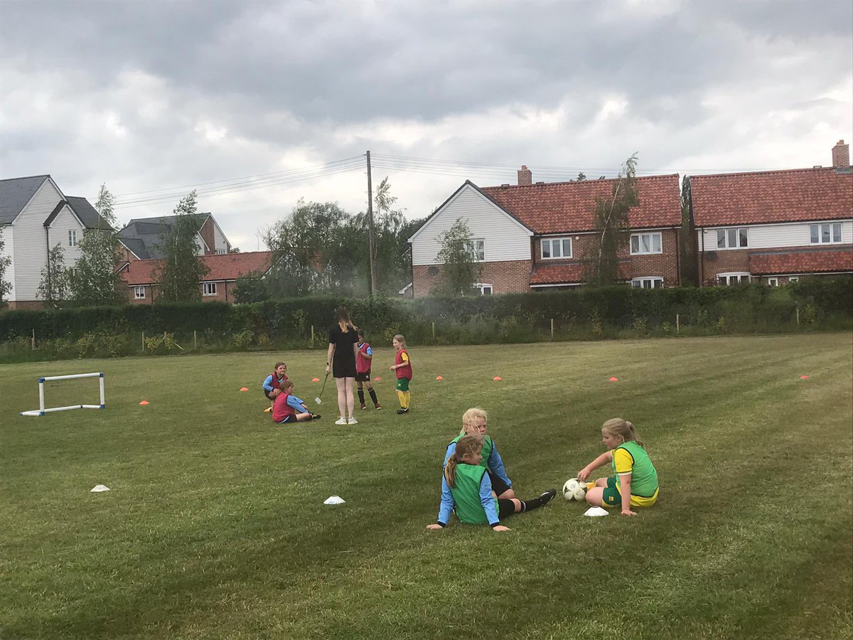 U9sTown's tweet photo. Training starts again this Thursday 6-7pm 😁. If you are keen to start football then why not come along and join the girls ⚽️. #football https://t.co/fYYhWuIFgc