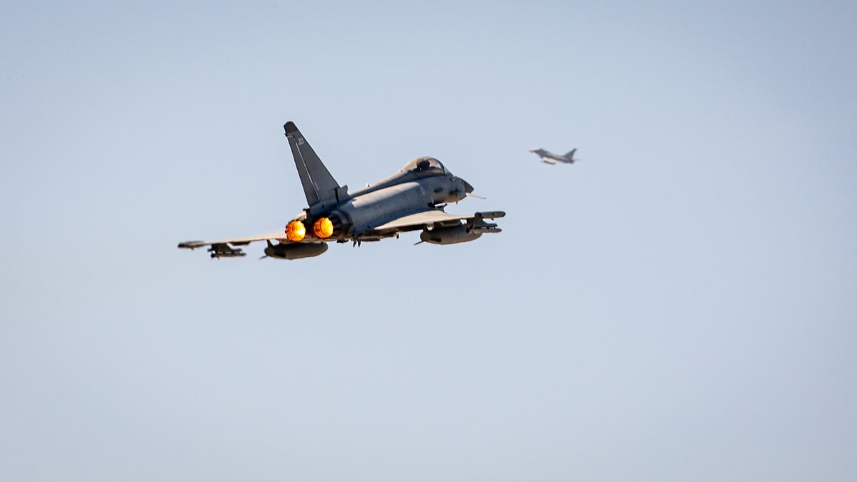 RoyalAirForce's tweet image. RAF Typhoons in Romania scrambled to intercept a Russian fighter in International Airspace over the Black Sea.
The aircraft had not filed a flight plan & wasn't speaking to Romanian ATC so was deemed a flight safety hazard.
#WeAreNATO
Read more: bit.ly/3CXzY8b