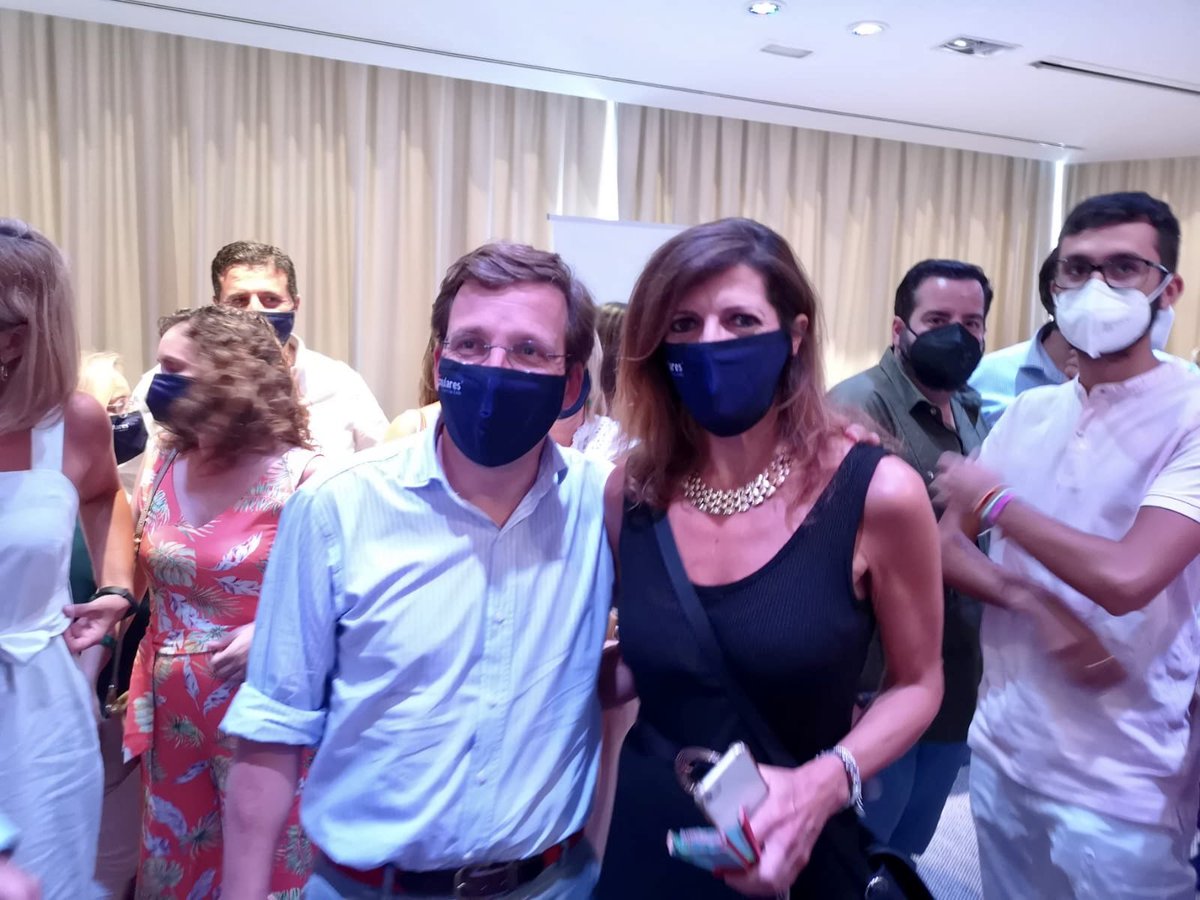 NausikaBot's tweet photo. Esta mediodía con dos cracks: el alcalde de Madrid, José Luis Mtez Almeida, y el futuro alcalde de Jerez, Antonio Saldaña, ¡¡tándem de lujo!! El que pueda que empate… 🤷🏻‍♀️ #muyfandealmeida #ppjerez #grandespoliticos #estanparaservir #delujo #twobrains https://t.co/DAYWPoFxlu