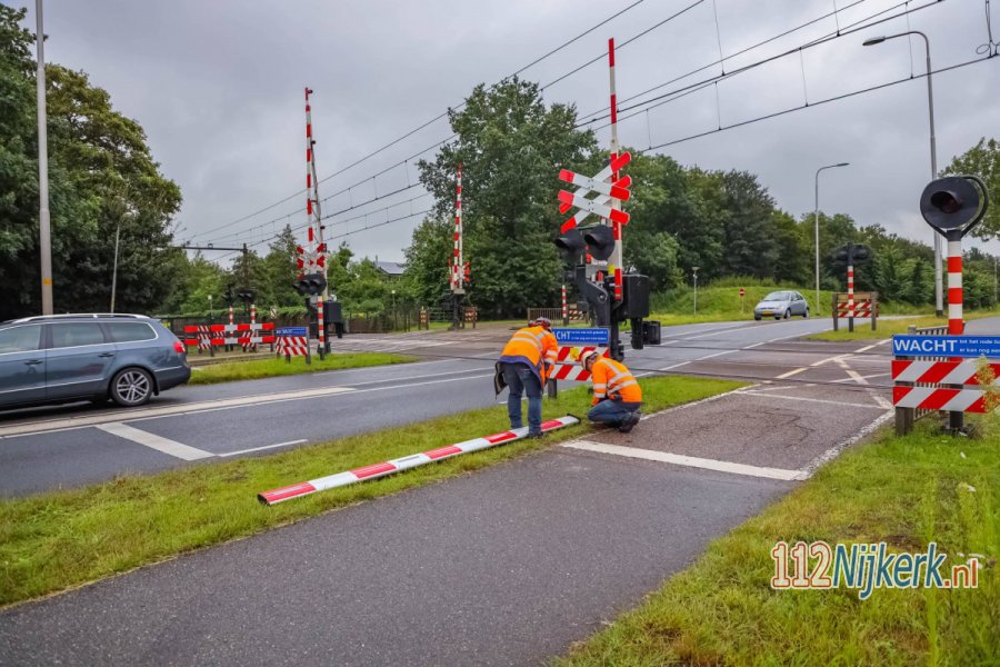 Kraanwagen rijdt spoorboom aan diggelen in #Nijkerk. 112Nijkerk.
