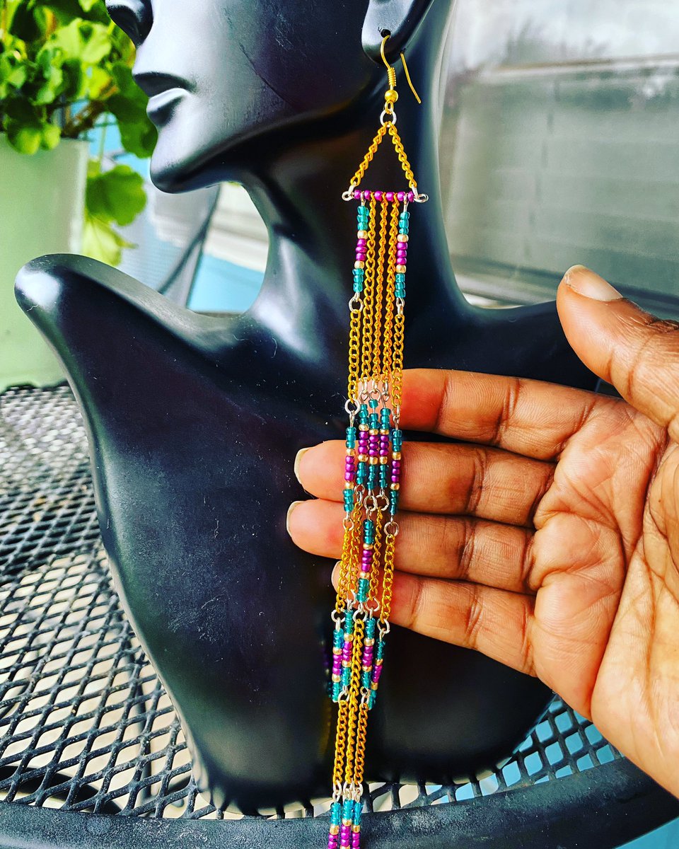 My latest creation. But I’m undecided…should I make em shorter or nah? 🤔

#earrings #seedbeads #seedbeadearrings #goddess