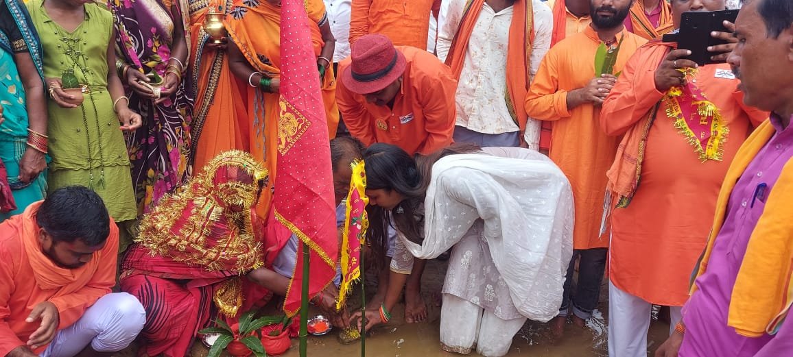 AmbaPrasadINC's tweet photo. केरेडारी प्रखंड के ग्राम गरी में आयोजित कलश यात्रा में शामिल होने का सौभाग्य प्राप्त हुआ। श्रद्धालुओं के साथ भक्तिमय होकर गांव से पोखर तक की यात्रा तय की तत्पश्चात पूजा अर्चना कर क्षेत्रवासियों की खुशहाली एवं समृद्धि के लिए कामना की। https://t.co/1tP6WD4V7m