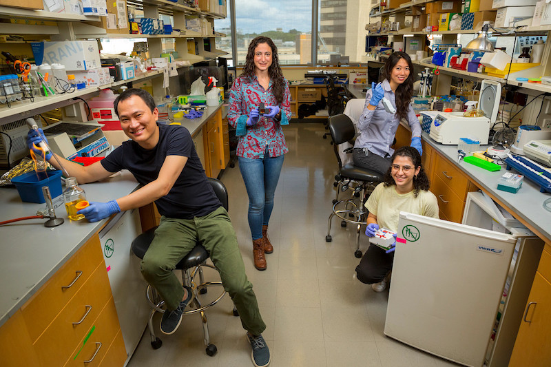 BostonChildrens's tweet photo. Our own Dr. Rose Lee @BCHPedsID collaborated with researchers @wyssinstitute and @MIT to design a test that can detect #SARSCoV2 variants from saliva in about an hour. It detected #COVID19 with the same accuracy as the @CDCgov gold standard test. https://t.co/siBmgLylDb https://t.co/YsrH97Vxti