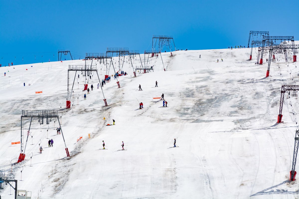 Le saviez-vous ?
Les 2 Alpes est l’une des rares stations où l’on peut pratiquer le ski d’été.  A 3200m d’altitude c’est l’un des rares glaciers où l’on peut skier l’été. Une activité rafraîchissante.