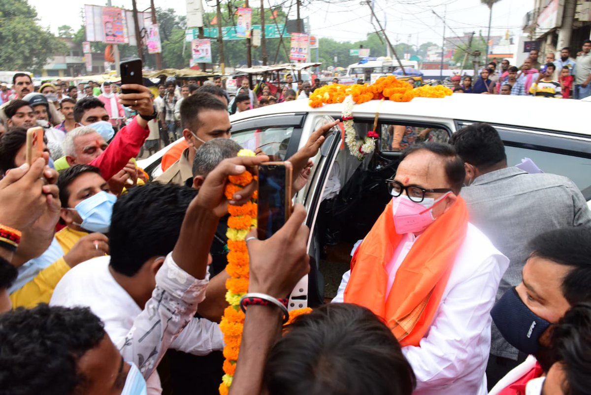 DrMNPandeyMP's tweet photo. आज अपने संसदीय क्षेत्र चंदौली में दौरे के लिए आगमन पर, कार्यकर्ता साथियों एवं जनता से अपार स्नेह और सम्मान मिला। उनके इस स्वागत पर, मेरा अनेक आभार। आप सभी का बहुत-बहुत धन्यवाद। https://t.co/Gt86ZPAh9c