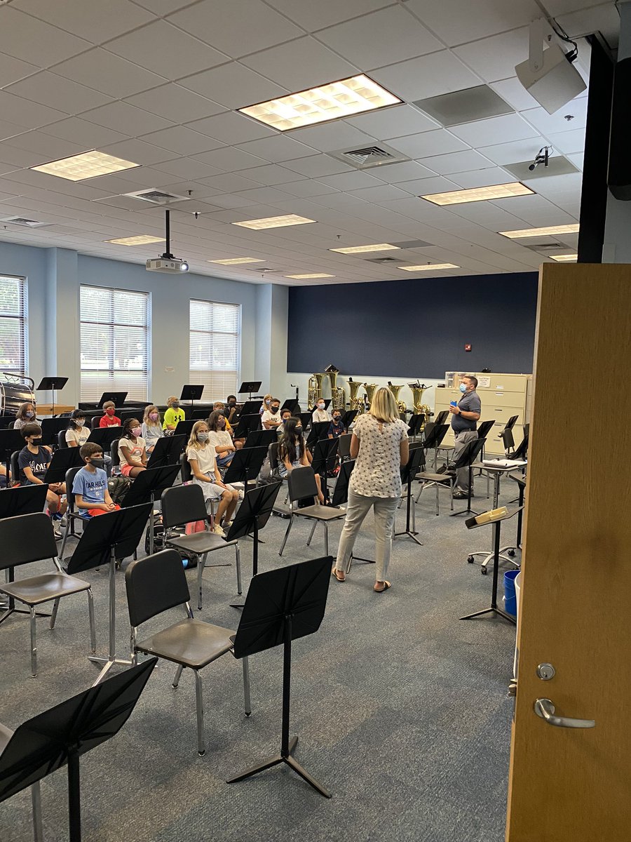 TappyPD's tweet photo. There just aren’t enough words to express how incredible it is to see all of our middle schoolers—new and old—back on campus, energized, and ready to go. The masks can’t hide the smiles of our teachers and these amazing kids! #pdsms #pdschargers https://t.co/7lCmDr6zHb