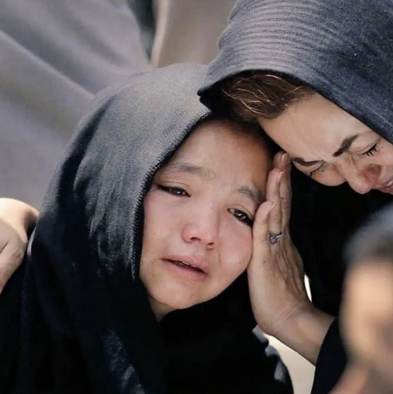 Kızını ziyarete gittiğinde, uyanmamış olabilir diye kapıda  bekleyen bir peygamberin tebliğ ettiği dini öylesine değiştirdilerki,kölelik karşıtı olan eşitlikler uğruna ömrünü geçiren Muhammed S.A.V,sizi görse  adınızı islamla aynı cümlede bile yan yana getirmezdi.
#AfghanWomen