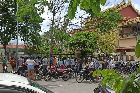 RvlBurma2's tweet photo. #Mandalay people are not allowed to leave their homes from 9 am to 3:30 pm and have to pay 500 to 1,500 kyats for a form of border card.The administration is demanding money from the people for various reasons.The military only allows people to cross the border.
#Aug17Coup https://t.co/uUmiulDXJW