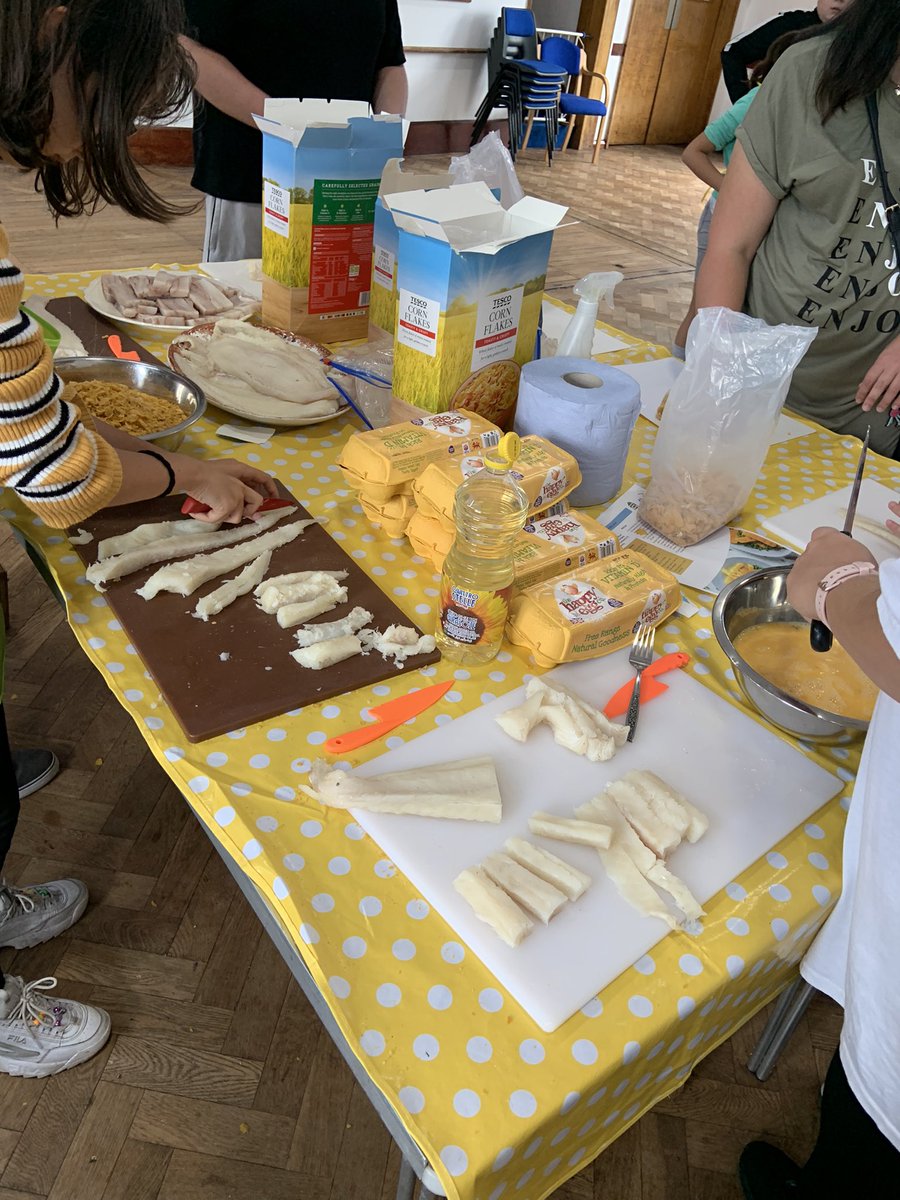 JadeconnieX's tweet photo. Another great session fish fingers mash and peas. Enjoyed by all 👍 @abrigroup @LucyDav_  and good to be serving along side you again today @NicoleAbela4 #goodgrubclub#fightingholidayhunger#volunteer#community https://t.co/H9yPAtmse4